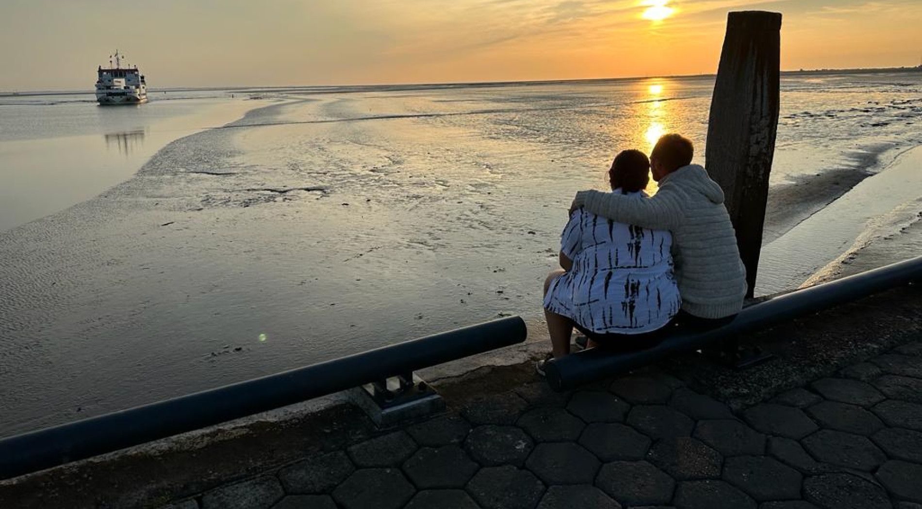 wachten op de boot met zonsondergang op Schiermonnikoog