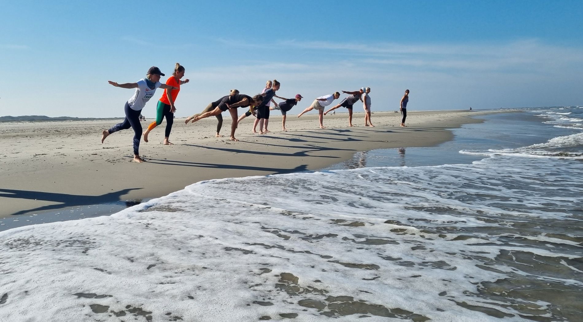 Yoga op het strand van Schiermonnikoog