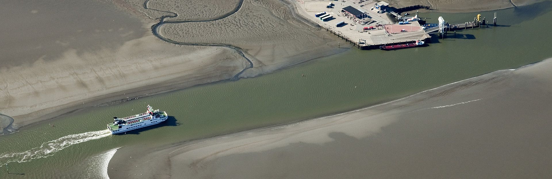 de veerboot van Wagenborg vaart door de vaargeul naar Schiermonnikoog